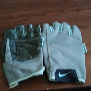 NIKE WOMEN'S WORKOUT GLOVES